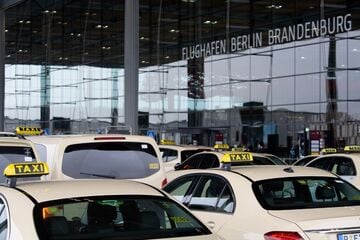 Berlin: Flughafen BER: Berliner Taxis dürfen ab Januar keine Fahrgäste mehr aufnehmen