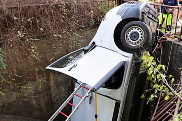 Der gehört da aber nicht hin! Toyota landet hochkant in kleinem Bachbett