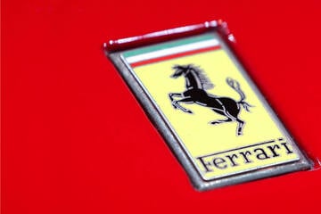 Spaziergänger findet roten Ferrari in Wald