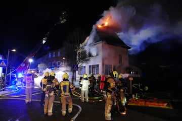 Dachstuhl steht lichterloh in Flammen: Feuerwehr mit mehr als 100 Kräften im Einsatz