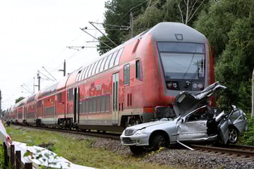 Regionalzug erfasst Auto an Bahnübergang: Zwei Todesopfer