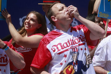 Joey Chestnut overcomes injury and protest to win Nathan's Hot Dog Eating Contest again