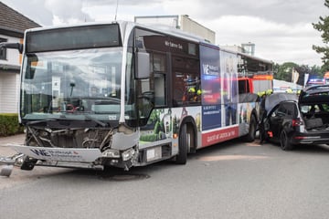 Skoda kracht gegen Linienbus: Verletzte Person muss ins Krankenhaus