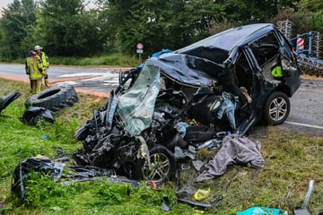 Tödlicher Frontal-Crash: 21-Jähriger stirbt, Traktor geht in Flammen auf