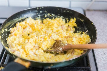 Rührei zubereiten: Mit diesem Küchenutensil wird es richtig fluffig