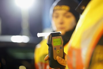 Polizei stoppt Auto mit zwei platten Reifen auf Bundesstraße: Kontrolle deckt noch mehr auf