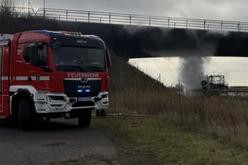 Feuer auf A71: Anhänger in Flammen, zwei Quads verbrennen