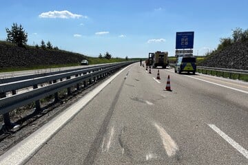 Unfall A71: VW kracht auf A71 in Wohnmobil und überschlägt sich: Frau lebensgefährlich verletzt