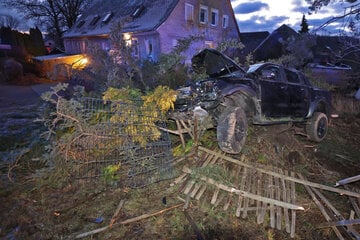 Pickup kracht durch Zaun und landet in Vorgarten