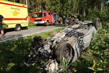 Unfall im Erzgebirge: Auto weicht Tier aus und überschlägt sich