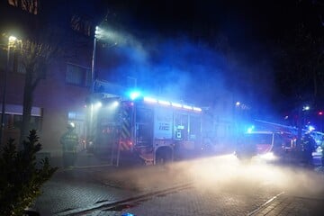 Großeinsatz in Hürth: 27 Menschen aus verrauchtem Wohnhaus geholt