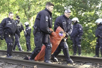 Protest gegen NATO-Übung "Red Storm Charlie": Polizei zerrt Aktivisten von den Gleisen