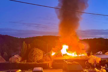 Hamburg: Meterhohe Flammen schlagen aus Gartenlaube: Löscharbeiten abgeschlossen