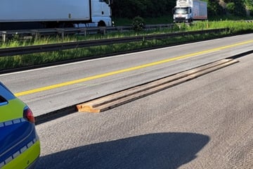 Unfall A4: Polizei legt Holzplanken auf A4: Das ist der Grund