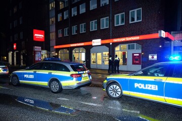 Einbruch in Hamburger Sparkasse: Mehrere Täter flüchtig