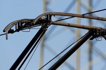 Bagger beschädigt Oberleitung: Stromabnehmer bei IC und RE abgerissen