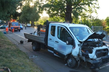 Transporter kracht gegen Betonlaterne: Zwei Verletzte bei Unfall im Leipziger Süden