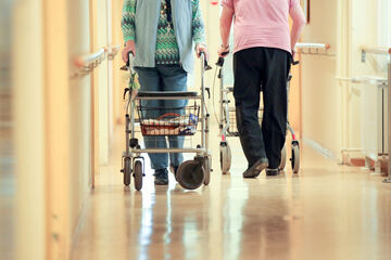 Weniger Menschen in Bayern im Pflegeheim, Zahl der Leistungs-Empfänger steigt