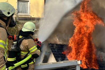 Flammen lodern lichterloh aus Wohngebäude: Zahlreiche Zeugen schlagen Alarm