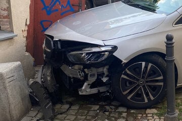 Schreck für Anwohner: Mercedes kracht in Gasse gegen Haus