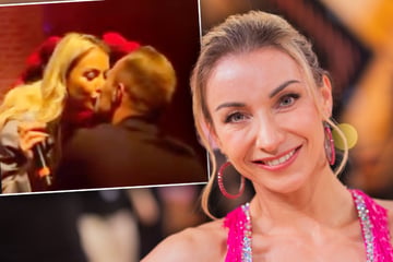Liebes-Outing mitten auf der Bühne: Hier knutscht Anna-Carina Woitschack ihren neuen Freund