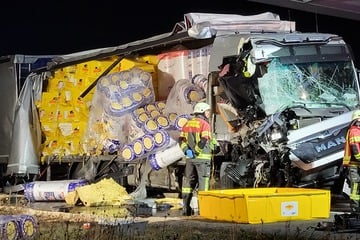 Unfall A72: Riesenschaden nach Autobahn-Unfall: Lkw kracht in Schilderwagen