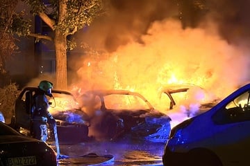 Berlin: Knallgeräusche in der Nacht: Autos brennen in Hellersdorf lichterloh