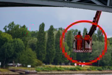 Kurioser Feuerwehreinsatz: Arbeiter hängen in Gondel unter Theodor-Heuss-Brücke fest