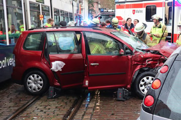 Zwei Straßenbahn-Unfälle in Mannheim: Feuerwehr befreit Schwerverletzten!