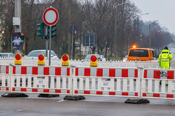 Dresden: Vollsperrung in Dresden! Fachleute müssen Wasserrohrbruch beheben