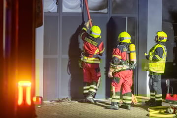 Leipzig: Flammen im Heizungsraum: Feuerwehr rückt zu Baufirma aus
