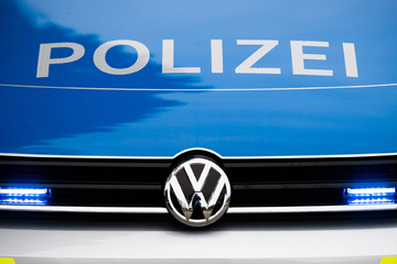Gewalttat in Kölner Altstadt: Männergruppe tritt auf am Boden liegenden Obdachlosen ein - Lebensgefahr!