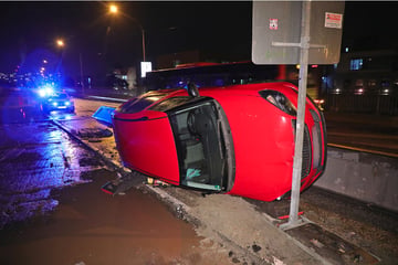 Crash auf der Nossener Brücke: Dreijähriger klettert aus umgekipptem Škoda