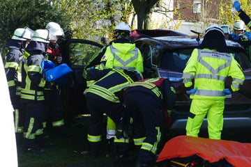 94-Jähriger knallt mit Opel frontal gegen Baum, Beifahrerin (90) in Lebensgefahr