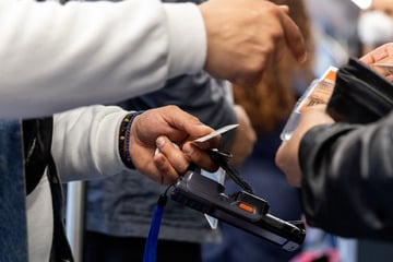 Frankfurt: Gebissen und ins Gesicht getreten: Fahrkarten-Kontrolleur in Frankfurt angegriffen und verletzt