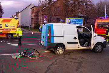 Lieferwagen und Fahrrad stoßen zusammen: Heftiger Unfall führt zu Straßensperrung