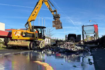 Vollbeladener Lkw lichterloh in Flammen: Feuerwehr kämpft stundenlang