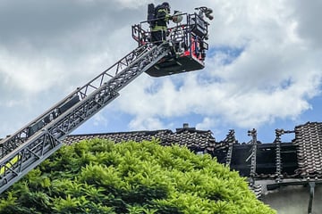 Balkonbrand greift auf Dachstuhl über: Haus nicht bewohnbar