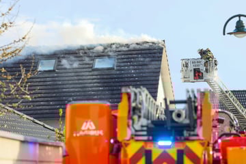 Rauch und Flammenschein zu erkennen: Feuerwehr Solingen im Großeinsatz