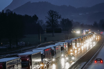 Kilometerlanger Lkw-Stau: Blockabfertigung in Tirol sorgt für Chaos
