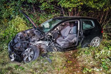 Lebensbedrohlich verletzt: BMW-Fahrer überholt in Kurve und übersieht 19-Jährigen