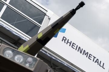 Blockade vor Rheinmetall in Berlin: Aktivisten kleben sich fest