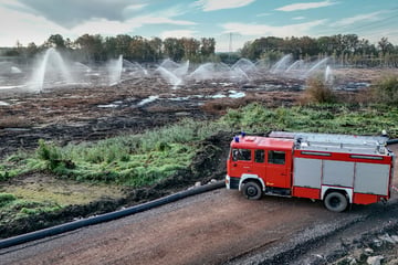 Seit Ende Juni brennt es nahe der Grenze zu Sachsen und Sachsen-Anhalt: Wieso ist das Feuer schwer zu löschen?