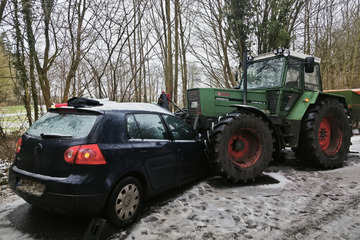 Golf kracht frontal in Traktor! Junge Frau schwer verletzt