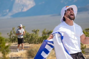 Nach 604 Kilometern durch das Tal des Todes: Extremsportler Arda Saatçi erreicht unter Tränen sein Ziel