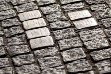 Am Jahrestag des Hamas-Überfalls aufgefallen: Alle Stolpersteine herausgerissen!