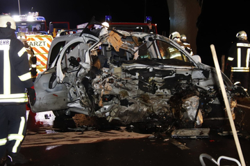 Heftiger Crash gegen einen Baum: Fahrer muss aus Wrack gerettet werden