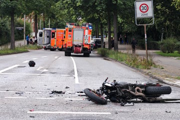 Tödlicher Unfall zwischen Auto und Motorrad: Biker stirbt noch an der Unfallstelle