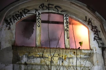 Chemnitz: Brand in Chemnitzer Ruine: Feuerwehr mit Großaufgebot im Einsatz