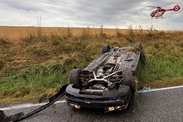 Bei Unfall überschlagen: BMW bleibt schrottreif auf dem Dach liegen